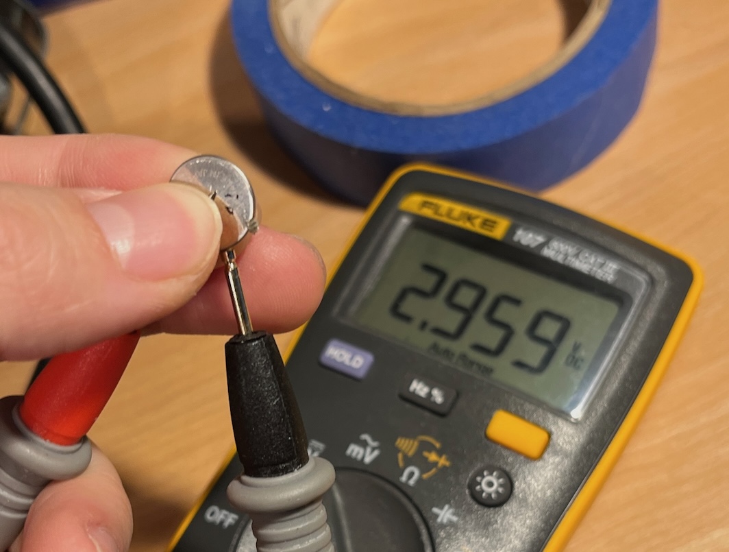 Fluke multimeter reading 2.959V across the coin cell removed from the Stelo