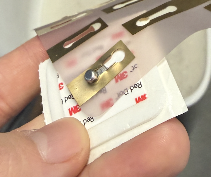 Keyhole slot in the flex PCB clipped around the snap stud of a gel electrode