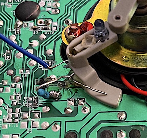 Picture of the right leg of the LED (ground side) connected via resistor to ground