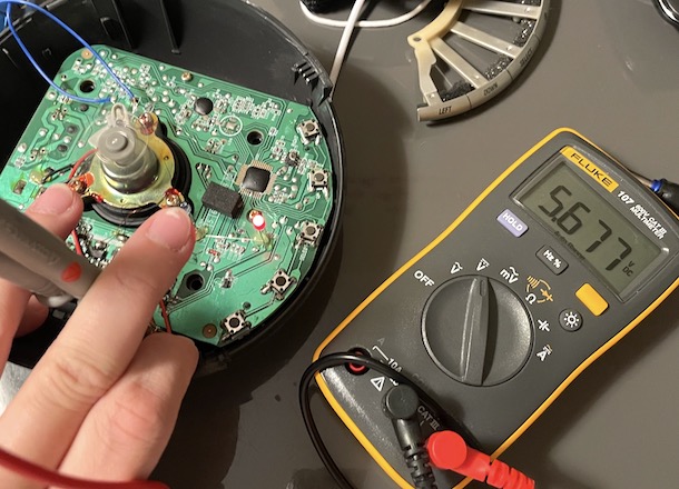 Supply voltage at 5.6V, rotor visibly spinning